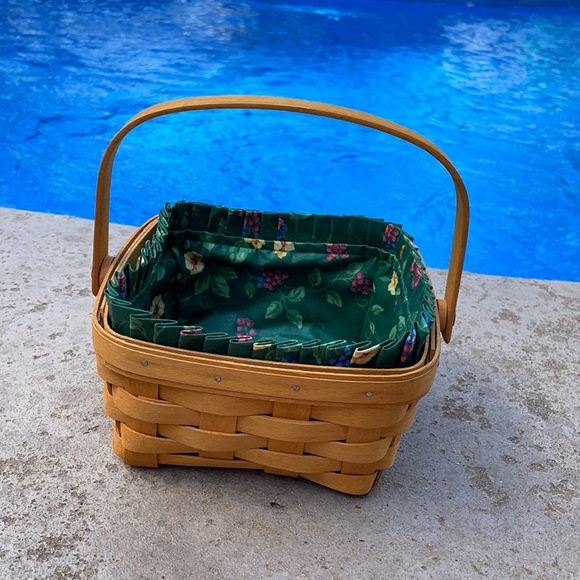 Longaberger Basket with fabric liner and garter - Picture 1 of 9
